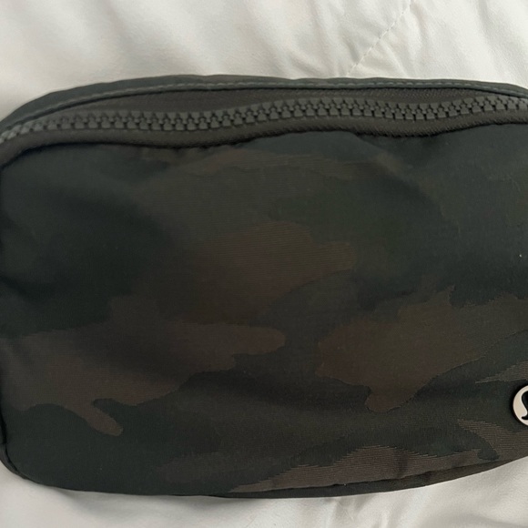 Lululemon Everywhere Belt Bag CAMO 1L NWT - Picture 2 of 4